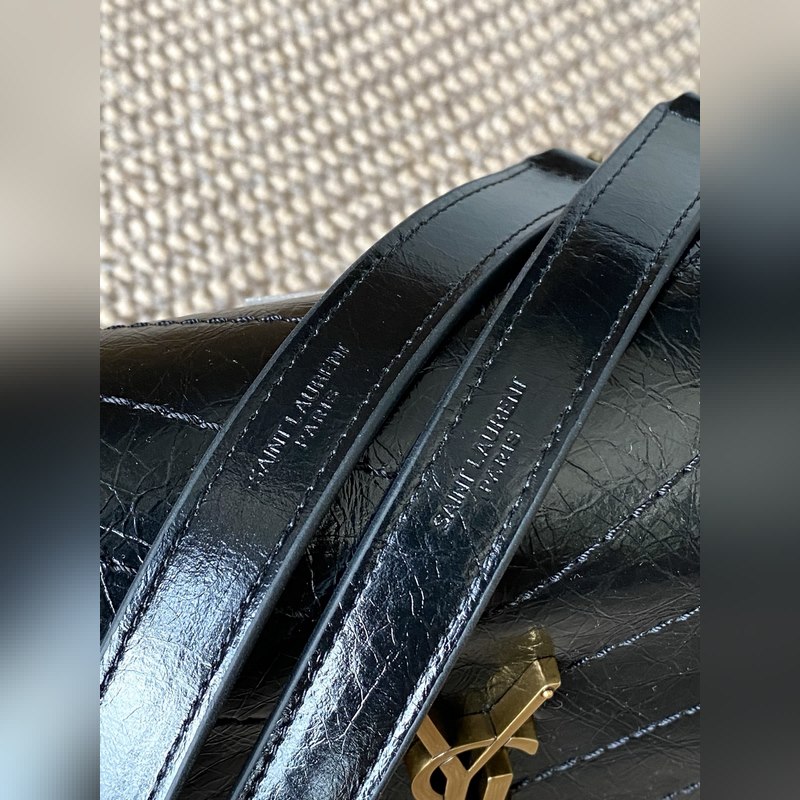 Niki的火爆已鋪滿各大時尚平臺，網紅明星齊背 最新皮料，皮面有皮本身帶來的皮筋