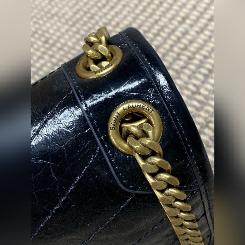 Niki的火爆已鋪滿各大時尚平臺，網紅明星齊背 最新皮料，皮面有皮本身帶來的皮筋