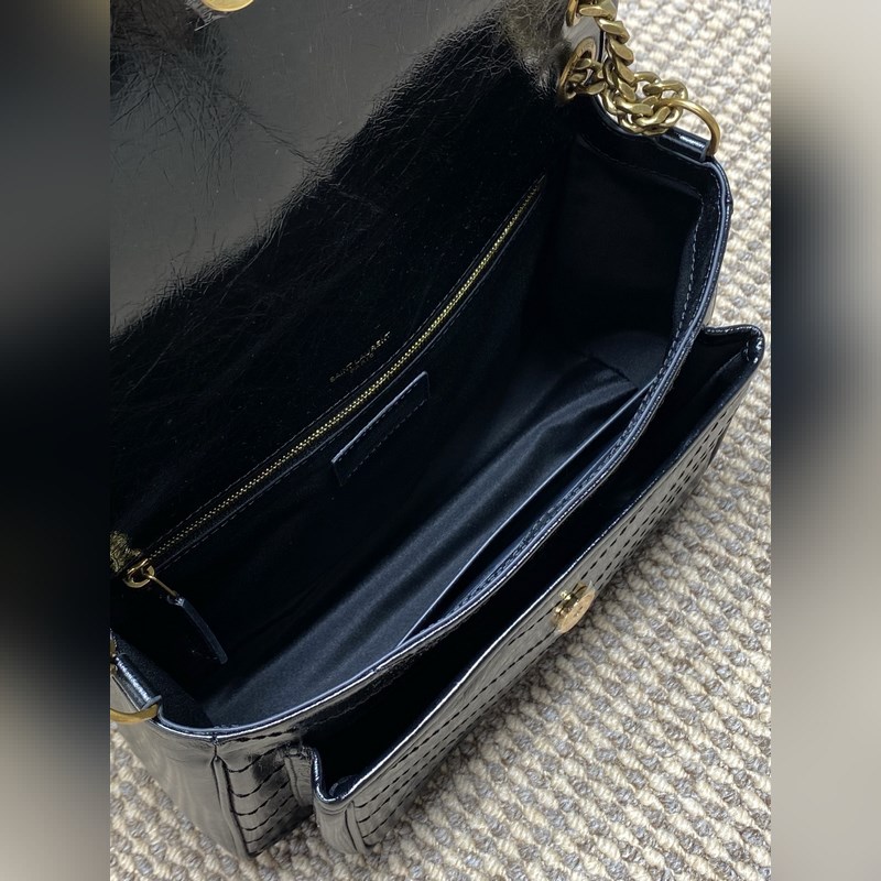 Niki的火爆已鋪滿各大時尚平臺，網紅明星齊背 最新皮料，皮面有皮本身帶來的皮筋