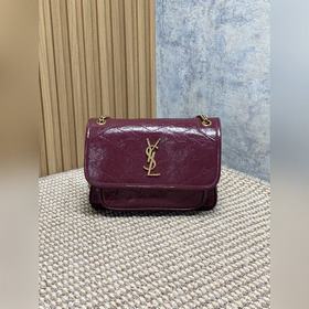 Niki的火爆已鋪滿各大時尚平臺，網紅明星齊背 最新皮料，皮面有皮本身帶來的皮筋