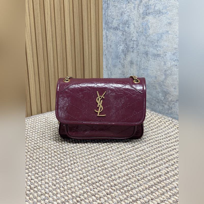 Niki的火爆已鋪滿各大時尚平臺，網紅明星齊背 最新皮料，皮面有皮本身帶來的皮筋