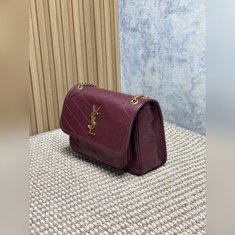 Niki的火爆已鋪滿各大時尚平臺，網紅明星齊背 最新皮料，皮面有皮本身帶來的皮筋