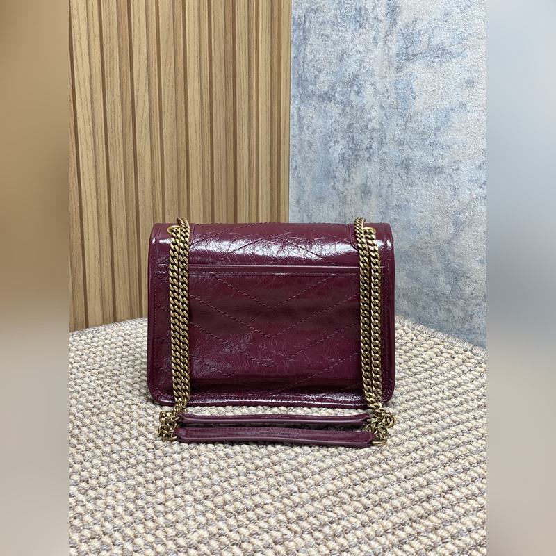 Niki的火爆已鋪滿各大時尚平臺，網紅明星齊背 最新皮料，皮面有皮本身帶來的皮筋