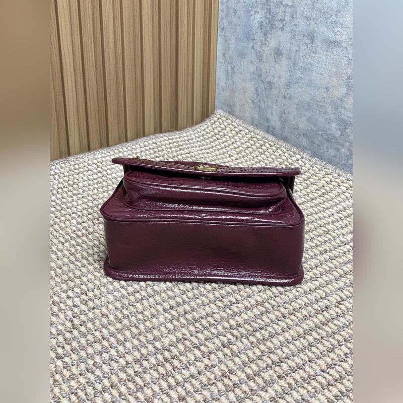 Niki的火爆已鋪滿各大時尚平臺，網紅明星齊背 最新皮料，皮面有皮本身帶來的皮筋