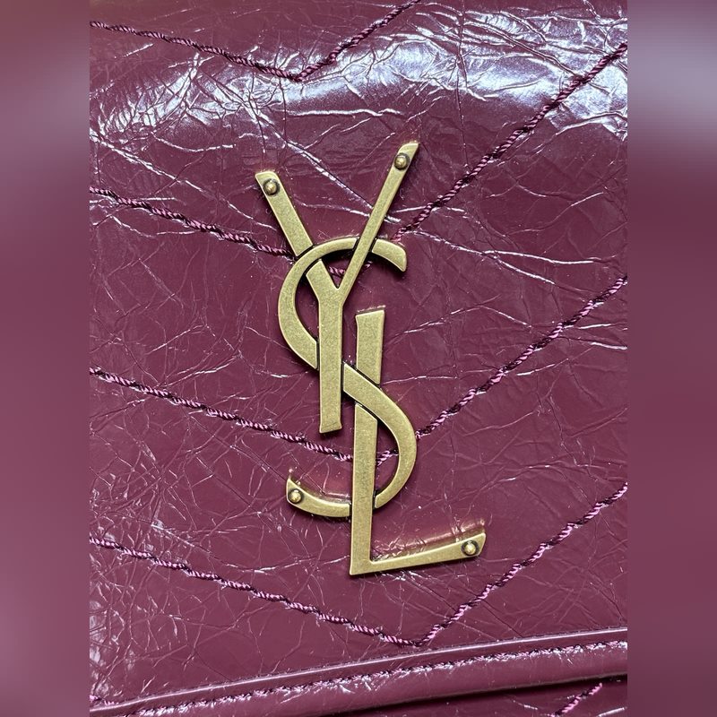 Niki的火爆已鋪滿各大時尚平臺，網紅明星齊背 最新皮料，皮面有皮本身帶來的皮筋