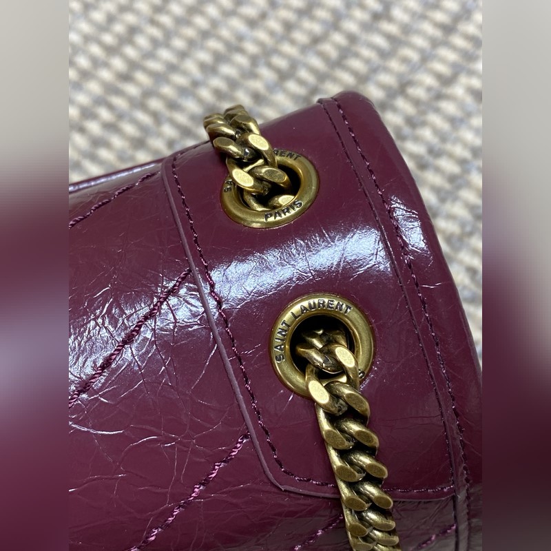 Niki的火爆已鋪滿各大時尚平臺，網紅明星齊背 最新皮料，皮面有皮本身帶來的皮筋