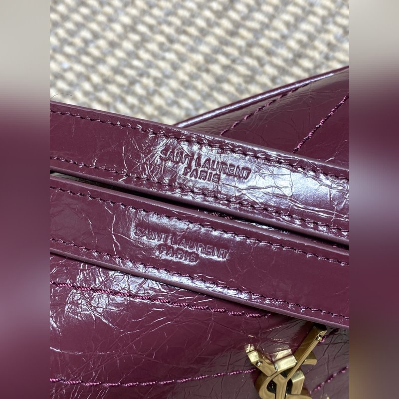 Niki的火爆已鋪滿各大時尚平臺，網紅明星齊背 最新皮料，皮面有皮本身帶來的皮筋