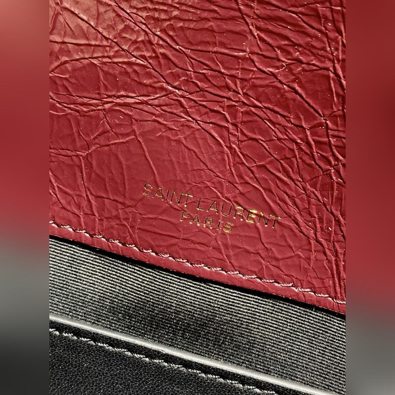 Niki的火爆已鋪滿各大時尚平臺，網紅明星齊背 最新皮料，皮面有皮本身帶來的皮筋