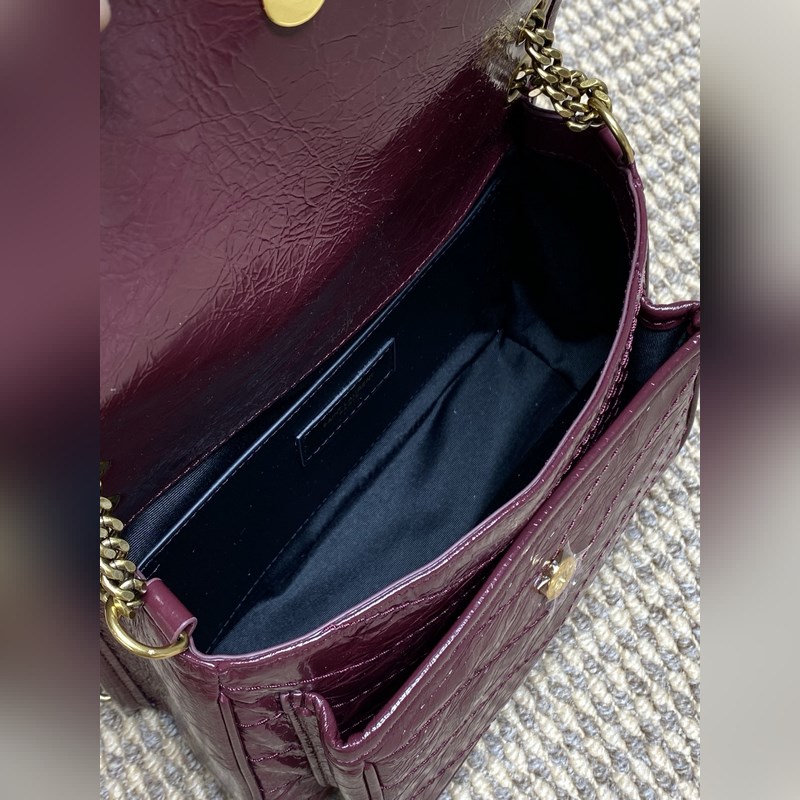 Niki的火爆已鋪滿各大時尚平臺，網紅明星齊背 最新皮料，皮面有皮本身帶來的皮筋