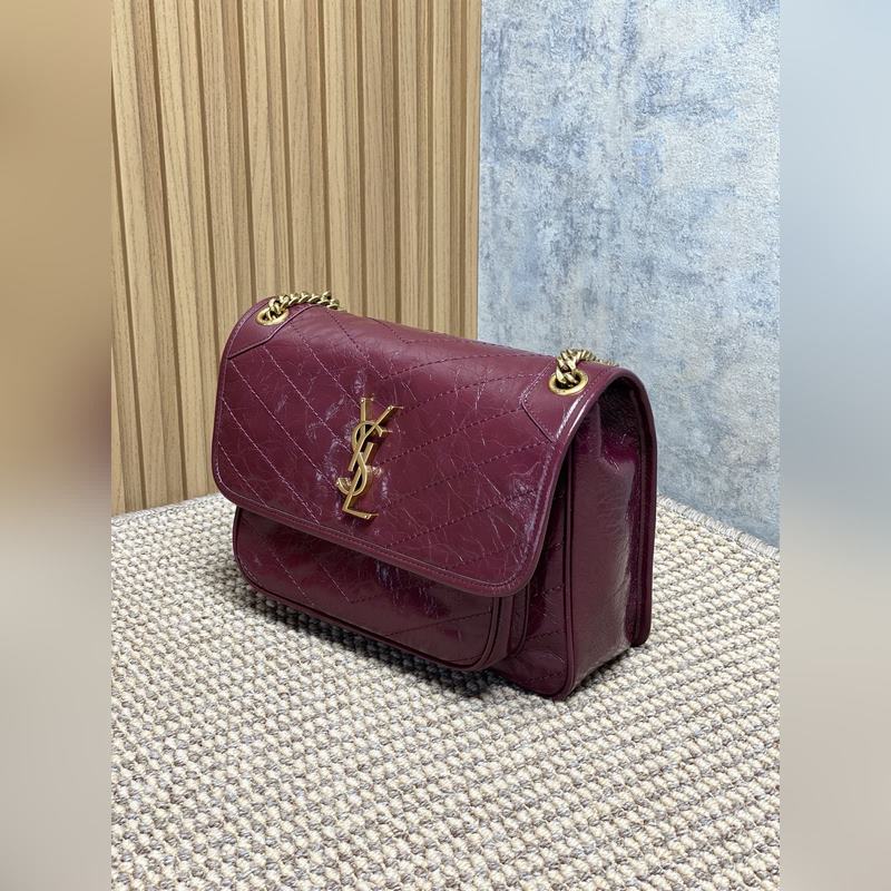 Niki的火爆已鋪滿各大時尚平臺，網紅明星齊背 最新皮料，皮面有皮本身帶來的皮筋