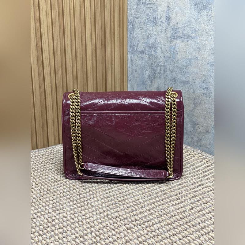 Niki的火爆已鋪滿各大時尚平臺，網紅明星齊背 最新皮料，皮面有皮本身帶來的皮筋