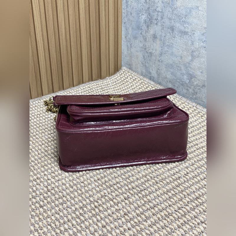 Niki的火爆已鋪滿各大時尚平臺，網紅明星齊背 最新皮料，皮面有皮本身帶來的皮筋