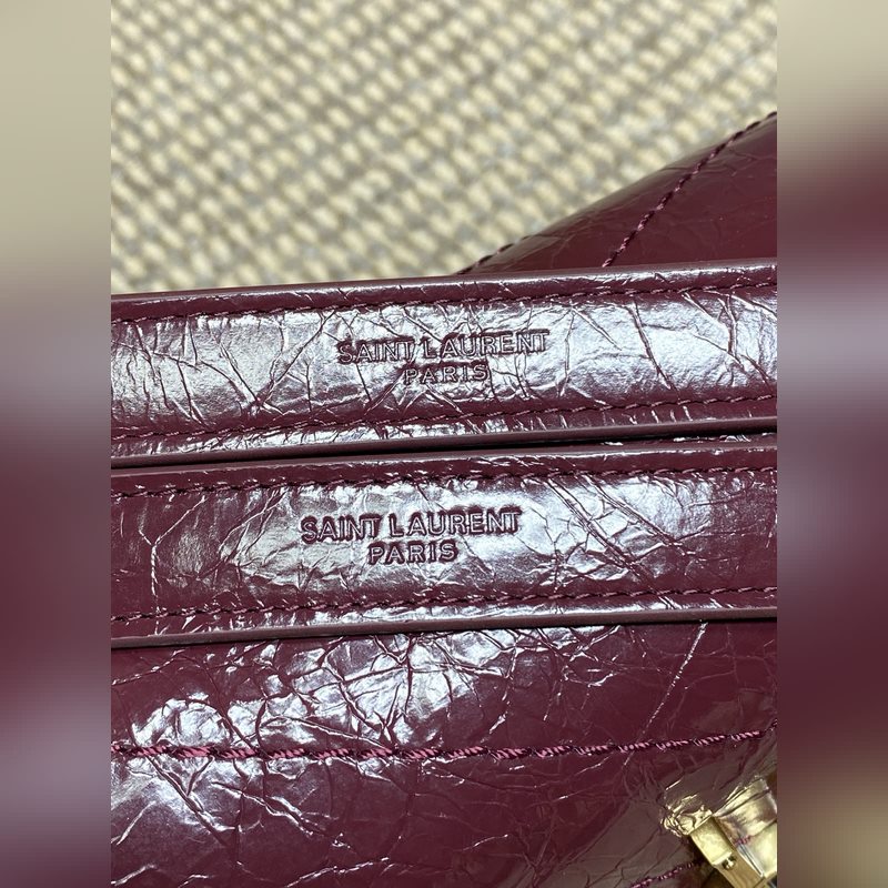 Niki的火爆已鋪滿各大時尚平臺，網紅明星齊背 最新皮料，皮面有皮本身帶來的皮筋