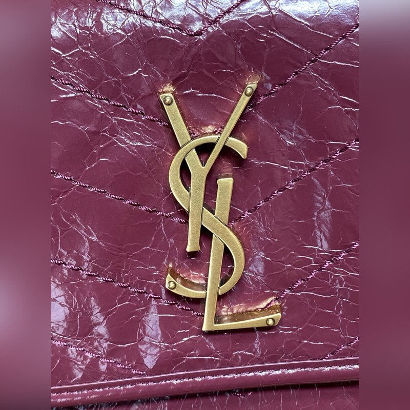 Niki的火爆已鋪滿各大時尚平臺，網紅明星齊背 最新皮料，皮面有皮本身帶來的皮筋