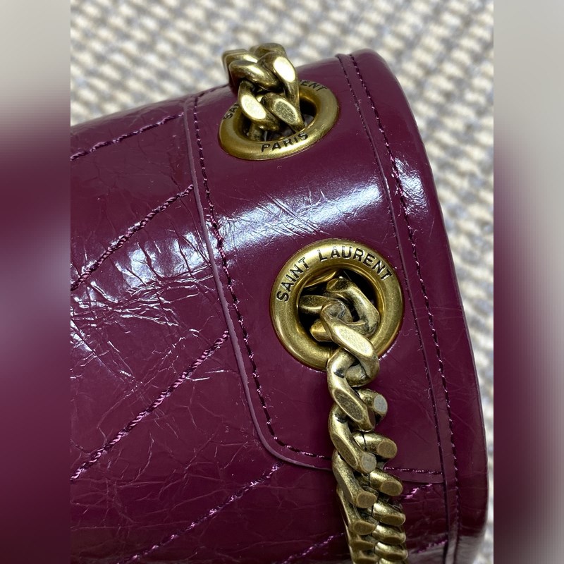 Niki的火爆已鋪滿各大時尚平臺，網紅明星齊背 最新皮料，皮面有皮本身帶來的皮筋