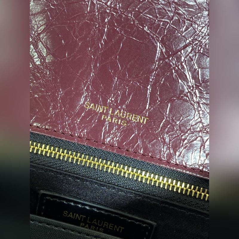 Niki的火爆已鋪滿各大時尚平臺，網紅明星齊背 最新皮料，皮面有皮本身帶來的皮筋