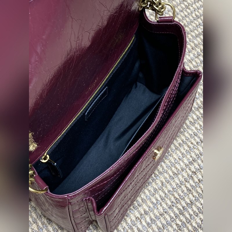 Niki的火爆已鋪滿各大時尚平臺，網紅明星齊背 最新皮料，皮面有皮本身帶來的皮筋