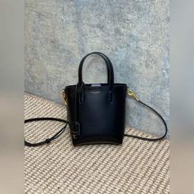 YSL新款mini 光面皮小托特 肩帶可調節，緊緻乖巧的外觀，適合搭配各種造型，