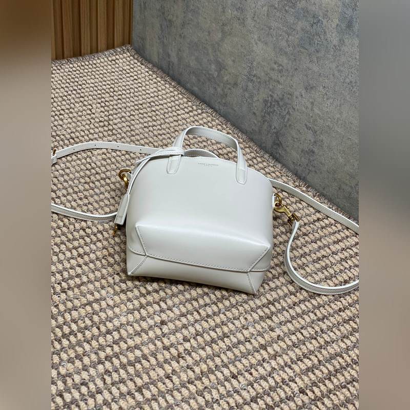 YSL新款mini 光面皮小托特 肩帶可調(diào)節(jié)，緊緻乖巧的外觀，適合搭配各種造型，