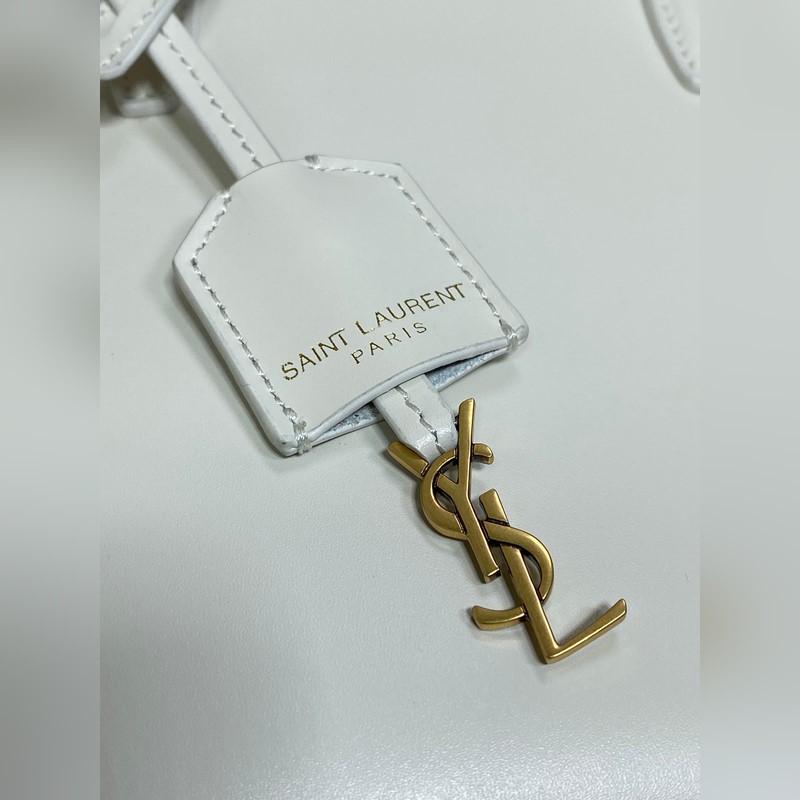 YSL新款mini 光面皮小托特 肩帶可調(diào)節(jié)，緊緻乖巧的外觀，適合搭配各種造型，