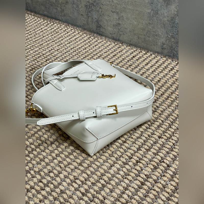 YSL新款mini 光面皮小托特 肩帶可調(diào)節(jié)，緊緻乖巧的外觀，適合搭配各種造型，