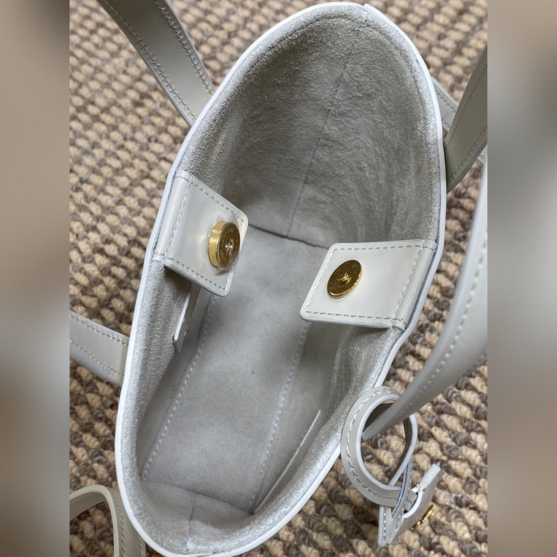 YSL新款mini 光面皮小托特 肩帶可調(diào)節(jié)，緊緻乖巧的外觀，適合搭配各種造型，