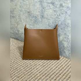 YSL 新款 極簡設計非常有高級感且透露出 濃郁的文藝氣息 做舊五金細緻複古！可