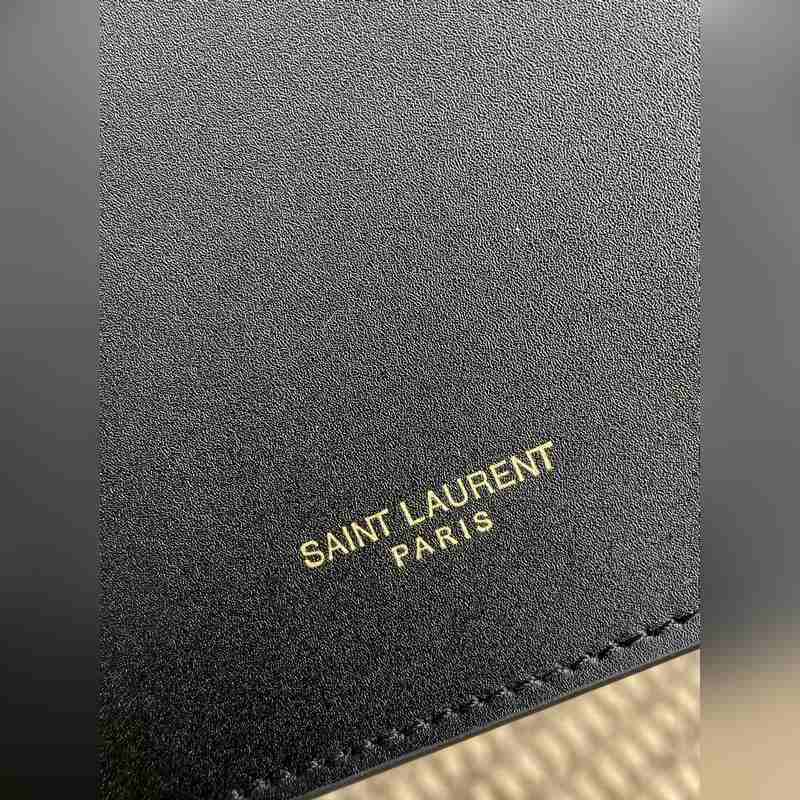 YSL 新款 極簡設計非常有高級感且透露出 濃郁的文藝氣息 做舊五金細緻複古！可