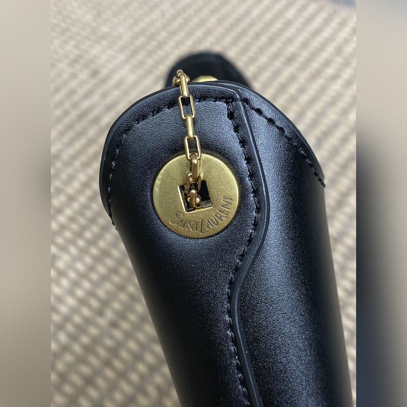 YSL 新款 極簡設計非常有高級感且透露出 濃郁的文藝氣息 做舊五金細緻複古！可