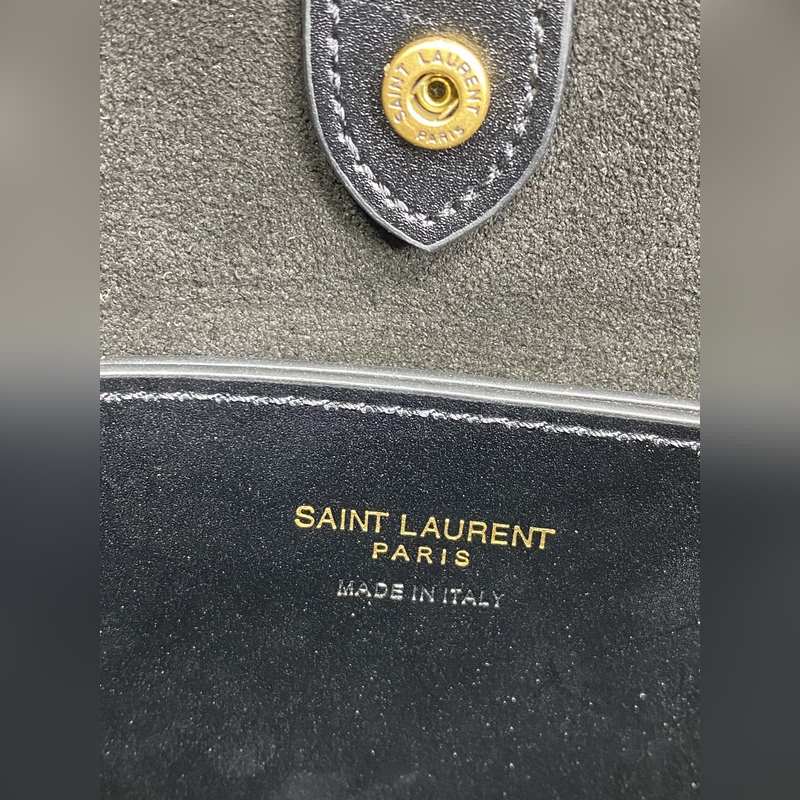YSL 新款 極簡設計非常有高級感且透露出 濃郁的文藝氣息 做舊五金細緻複古！可