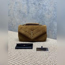 YSL 新款Lou Lou 鍊條包信封式手袋，反絨磨砂皮肉眼可見的質感，可拆卸卡