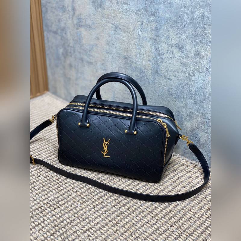 YSL 冬季新品 不得不說這款LIYA銜縫羊皮革小旅行包 實用性做得很到位，全羊