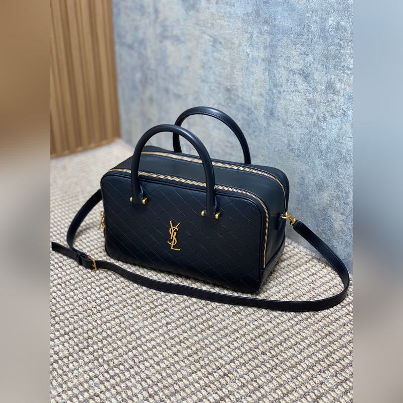 YSL 冬季新品 不得不說這款LIYA銜縫羊皮革小旅行包 實用性做得很到位，全羊