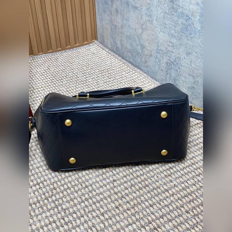 YSL 冬季新品 不得不說這款LIYA銜縫羊皮革小旅行包 實用性做得很到位，全羊