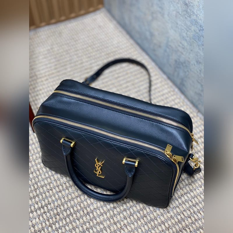 YSL 冬季新品 不得不說這款LIYA銜縫羊皮革小旅行包 實用性做得很到位，全羊