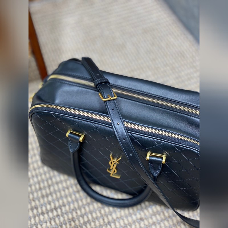 YSL 冬季新品 不得不說這款LIYA銜縫羊皮革小旅行包 實用性做得很到位，全羊