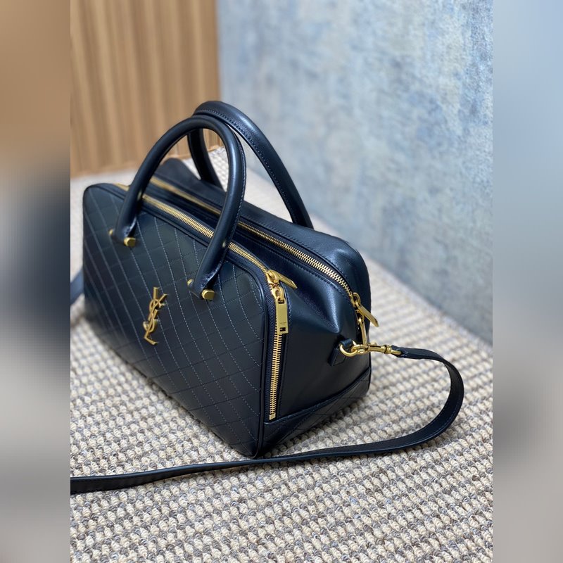 YSL 冬季新品 不得不說這款LIYA銜縫羊皮革小旅行包 實用性做得很到位，全羊