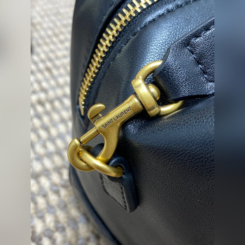 YSL 冬季新品 不得不說這款LIYA銜縫羊皮革小旅行包 實用性做得很到位，全羊