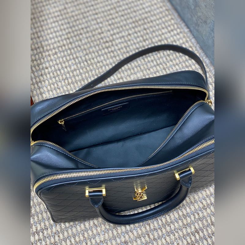 YSL 冬季新品 不得不說這款LIYA銜縫羊皮革小旅行包 實用性做得很到位，全羊