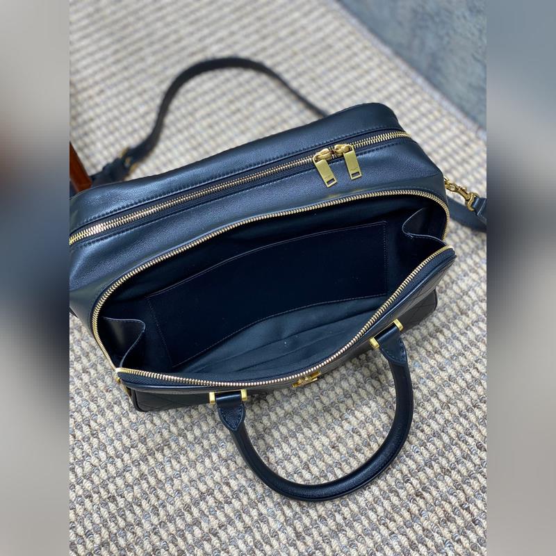 YSL 冬季新品 不得不說這款LIYA銜縫羊皮革小旅行包 實用性做得很到位，全羊