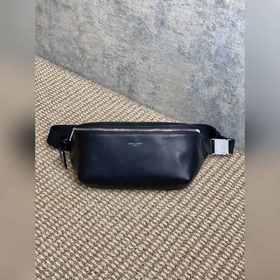 YSL classic 男女都可背拉鍊式開合腰包，包內有卡槽，容量大自重輕。尺寸