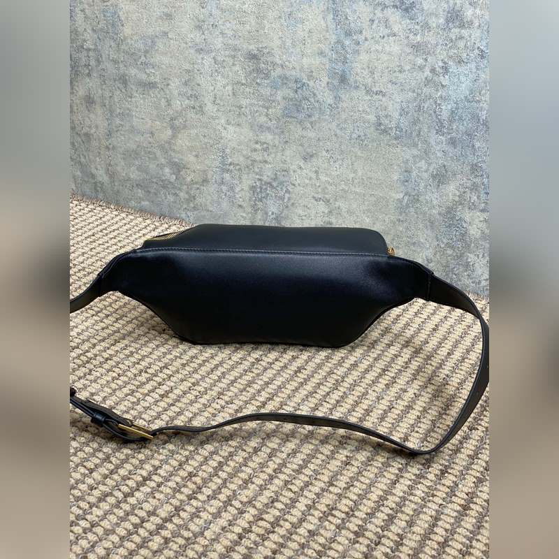 YSL classic腰包男女都可背拉鍊式開合腰包，經典標志性logo，包內有卡