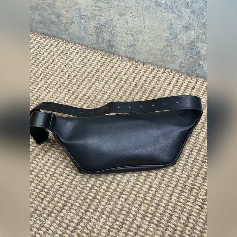 YSL classic腰包男女都可背拉鍊式開合腰包，經典標志性logo，包內有卡