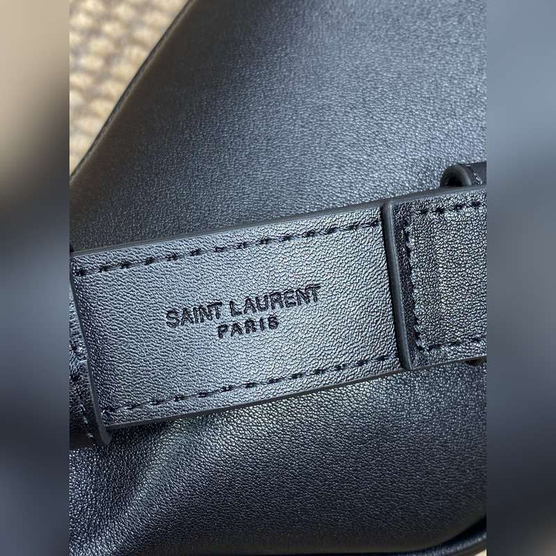 YSL classic腰包男女都可背拉鍊式開合腰包，經典標志性logo，包內有卡