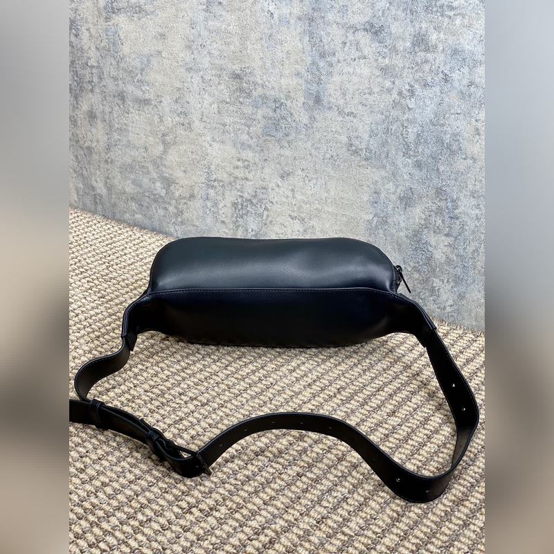 YSL classic腰包男女都可背拉鍊式開合腰包，經典標志性logo，包內有卡