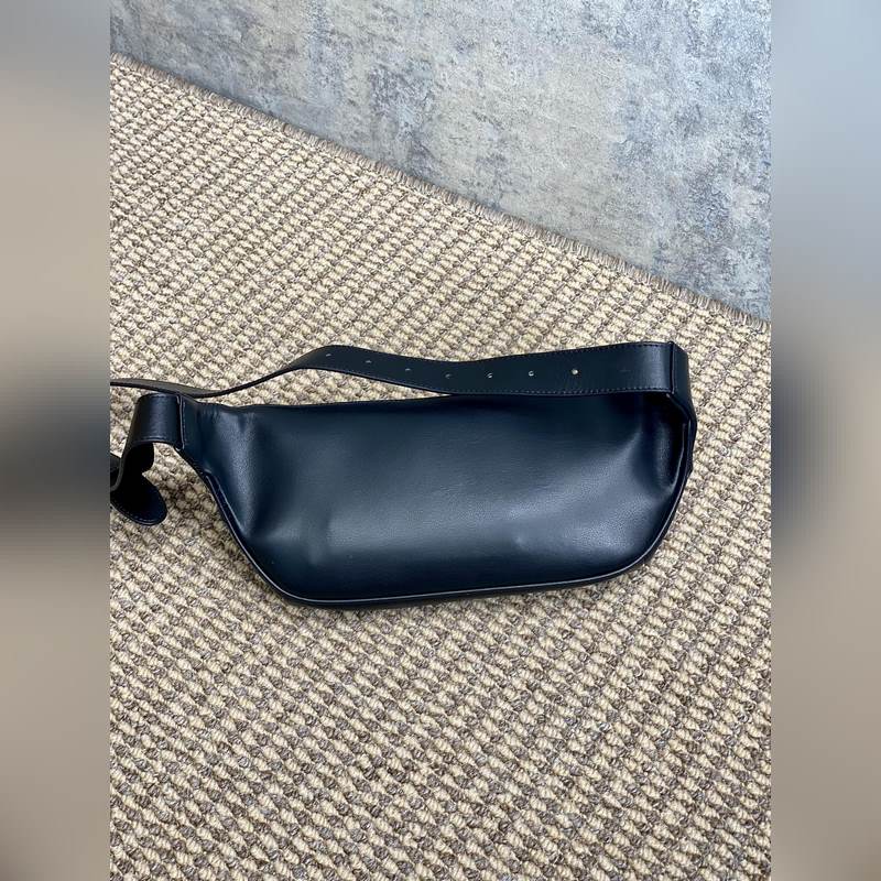 YSL classic腰包男女都可背拉鍊式開合腰包，經典標志性logo，包內有卡