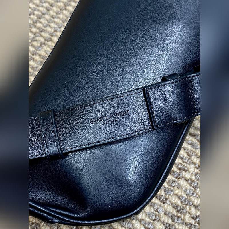 YSL classic腰包男女都可背拉鍊式開合腰包，經典標志性logo，包內有卡