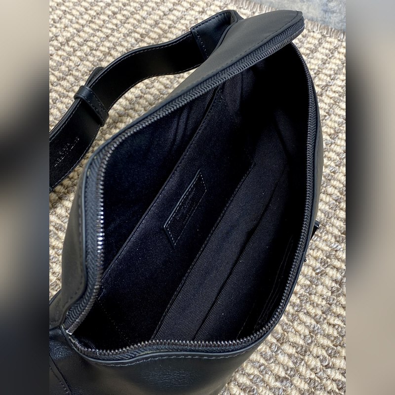 YSL classic腰包男女都可背拉鍊式開合腰包，經典標志性logo，包內有卡