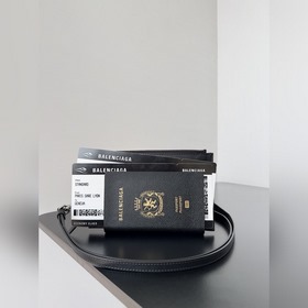 Balenciaga2024SS 酷裡酷氣的一款掛繩小包 這款的玩味性能也太高啦