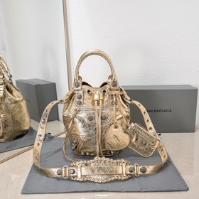 新款水桶機包，進口爆裂羊皮，顔色：金色，尺寸：30*23*17 Balencia